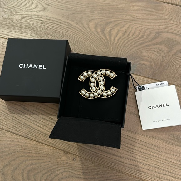 Chanel Brooch gold and pearly white - Picture 1 of 3